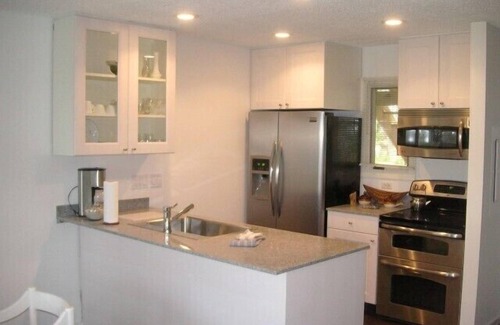 Glen Arbor Condominio | Actualizado recientemente condominio con granito, mármol y electrodomésticos de acero inoxidable.