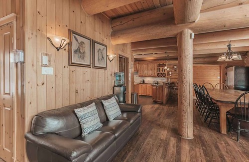 Fiddler Lake Resort Chalet De Esquí | Recharge in Style: Pool, Spa, Sauna & Game Room