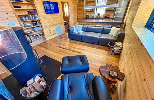 West Jefferson Cabina | Adventure by Day, Firepit by Night -August in the Mountains @Enchanted Escape
