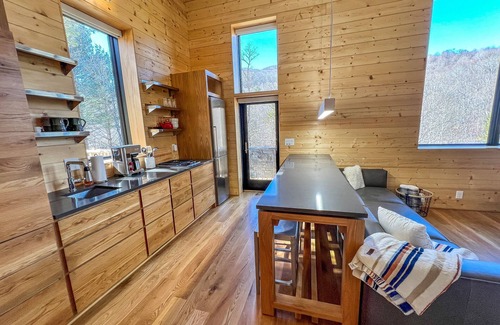 West Jefferson Cabina | Adventure by Day, Firepit by Night -August in the Mountains @Enchanted Escape