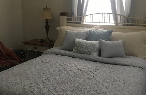 Pembroke Pines Casa | Recharge in this Mediterranean-style townhome