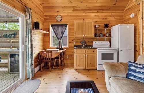 LaBelle Cabina | Reconnect and Unwind at this cozy 2 bedroom cabin on the Lake.
