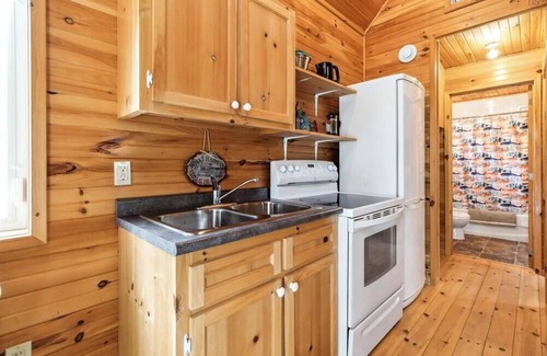 LaBelle Cabina | Reconnect and Unwind at this cozy 2 bedroom cabin on the Lake.