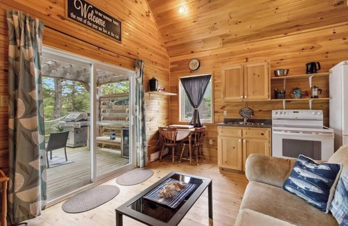 LaBelle Cabina | Reconnect and Unwind at this cozy 2 bedroom cabin on the Lake.