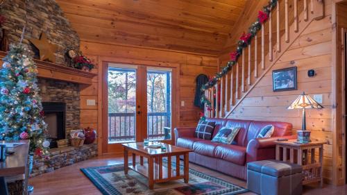 Blue Ridge Villa | Red Apple Mountaintop cabin hot tub, WiFi, Pet friendly, Fireplace, pit, BEST VIEWS