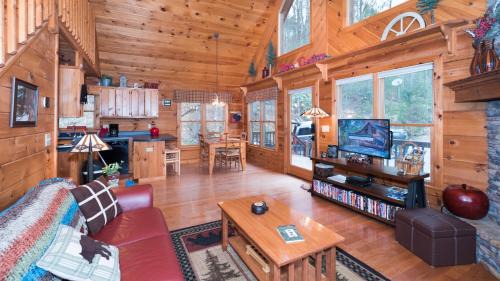 Blue Ridge Villa | Red Apple Mountaintop cabin hot tub, WiFi, Pet friendly, Fireplace, pit, BEST VIEWS