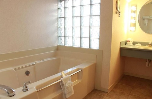 Montrose Hotel | Red Arrow Inn & Suites, a Travelodge by Wyndham