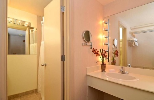 Montrose Hotel | Red Arrow Inn & Suites, a Travelodge by Wyndham