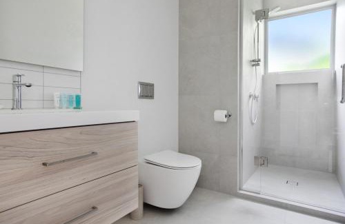 Red Beach Casa | Red Beach Hideaway with BBQ and Air-con