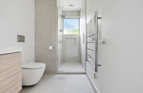 Red Beach Casa | Red Beach Hideaway with BBQ and Air-con