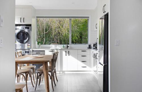 Red Beach Casa | Red Beach Hideaway with BBQ and Air-con