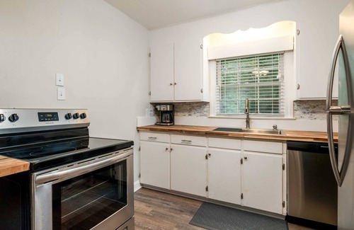 Tuscaloosa Casa | Red Brick Ranch- 2.3 miles to UA- Fenced Backyard