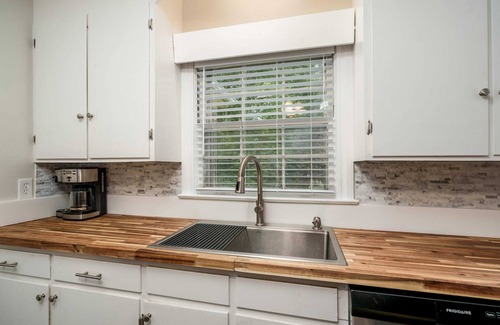 Tuscaloosa Casa | Red Brick Ranch- 2.3 miles to UA- Fenced Backyard