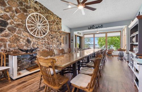 Big Cedars Cabina | Red Bud Cove Lakefront Farm House on Table Rock Lake