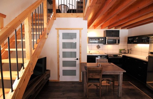 Anahim Lake Casa | Red Cariboo Resort - un nuevo destino de vacaciones en Canadá BC - Apartamento con vista al jardín (1)