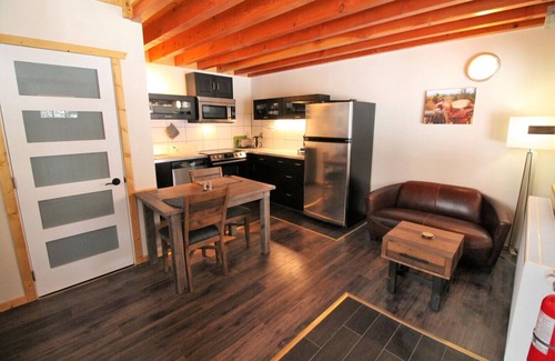 Anahim Lake Casa | Red Cariboo Resort - un nuevo destino de vacaciones en Canadá BC - Apartamento con vista al jardín (1)