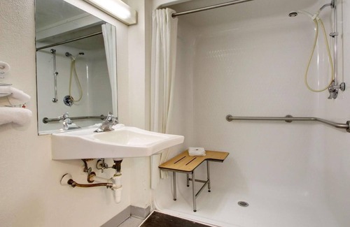 Jeffersonville - Clarksville Hotel | Red Carpet Inn Jeffersonville