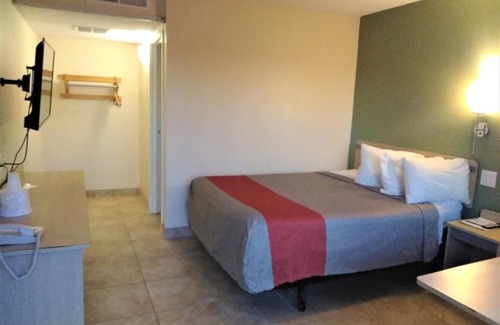 Jeffersonville - Clarksville Hotel | Red Carpet Inn Jeffersonville
