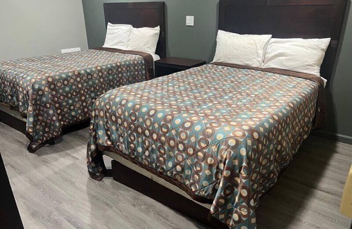Garfield Heights Hotel | Red Carpet Inn
