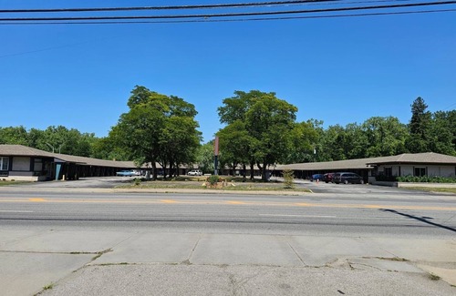 Garfield Heights Hotel | Red Carpet Inn