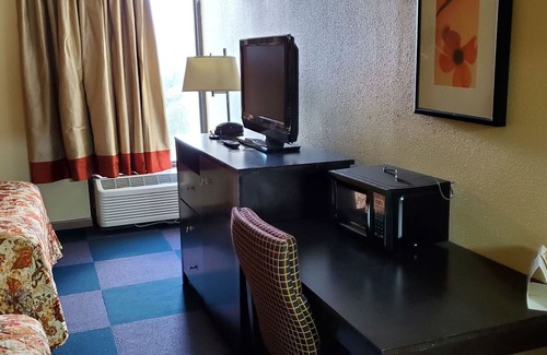 Macon Hotel | Red Carpet Inn