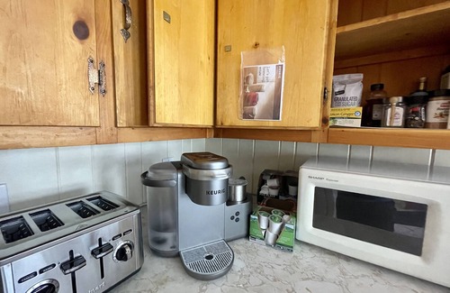 West Dover Chalet De Esquí | Red Chalet, 5mins to Mt Snow, 15mins to lake, Hottub, Firepit, Fireplace