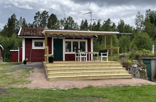 Hultsfred Casa | Red Cottage with Lakefront Location at Nerbjärken – Peaceful Retreat near Hultsfred | SE05088