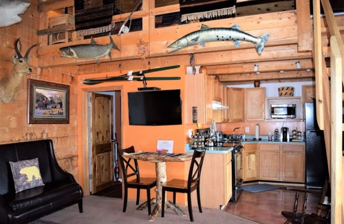 Moab South Valley Cabina | Red Desert's Big Horn Log Cabin, close to Arches and Canyonlands National Parks.