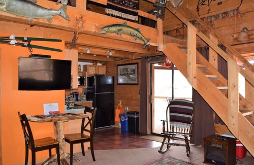 Moab South Valley Cabina | Red Desert's Big Horn Log Cabin, close to Arches and Canyonlands National Parks.