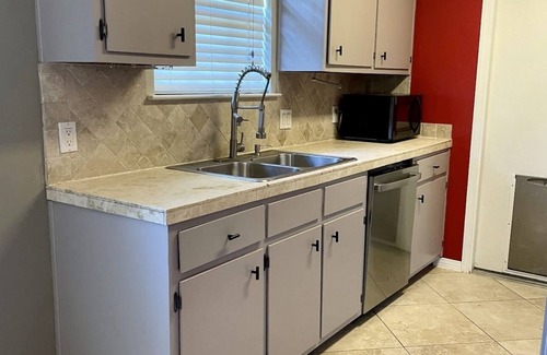 North Northwest Pensacola Casa | Red Door Bungalow-15 minutes to BEACH + Pet-Friendly!