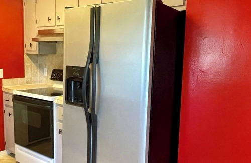 North Northwest Pensacola Casa | Red Door Bungalow-15 minutes to BEACH + Pet-Friendly!