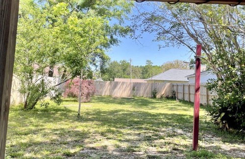 North Northwest Pensacola Casa | Red Door Bungalow-15 minutes to BEACH + Pet-Friendly!
