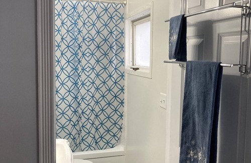 Spring Lake Casa | Red Door Cottage with 2 Bathrooms