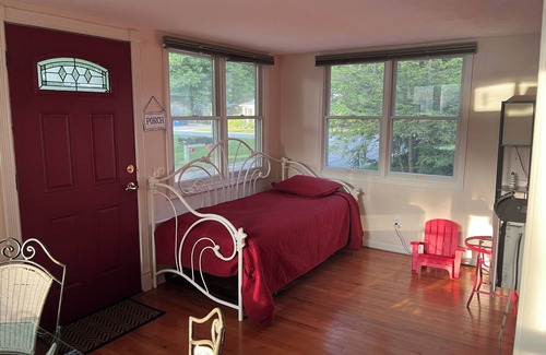 Spring Lake Casa | Red Door Cottage with 2 Bathrooms