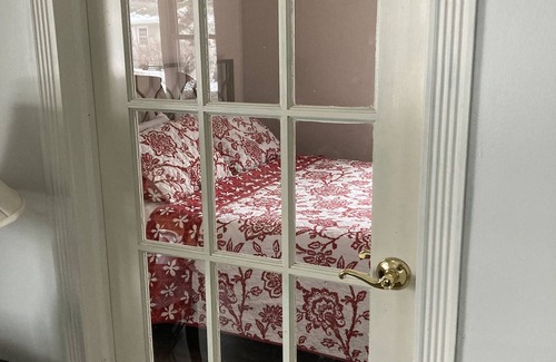 Spring Lake Casa | Red Door Cottage with 2 Bathrooms