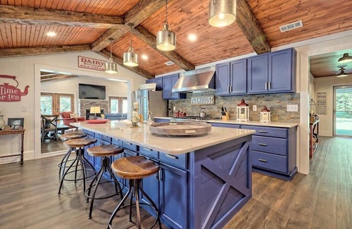 Cedar Cliff Casa | Red Door Retreat House On Lake Chatuge