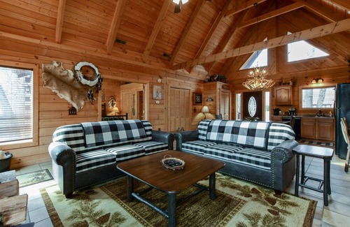 Branson Cedars Cabina | Red Feather Falls | 2 Bed, 2 Bath