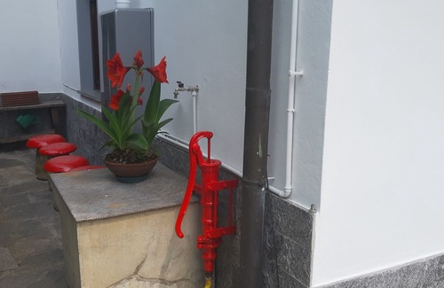 Arizzano Casa | red fountain house