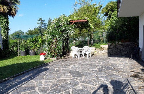 Arizzano Casa | red fountain house