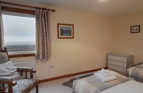 Boat of Garten Cabaña | Red Fox Lodge - a lodge that sleeps 7 guests in 4 bedrooms