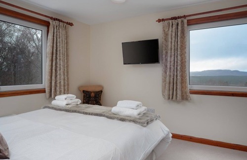 Boat of Garten Cabaña | Red Fox Lodge - a lodge that sleeps 7 guests in 4 bedrooms