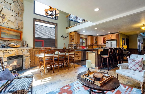 Park City Cabina | Red Hawk by AvantStay | Charming Cabin w/ Theatre & Spa 5mins to Deer Valley Mtn
