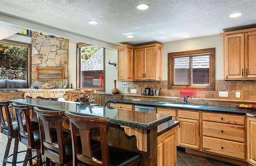 Park City Cabina | Red Hawk by AvantStay | Charming Cabin w/ Theatre & Spa 5mins to Deer Valley Mtn
