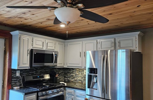 Stanford Casa | Red Hill House 3/2 RETREAT WITH HOT TUB 15 MINUTES FROM IU MEMORIAL STADIUM