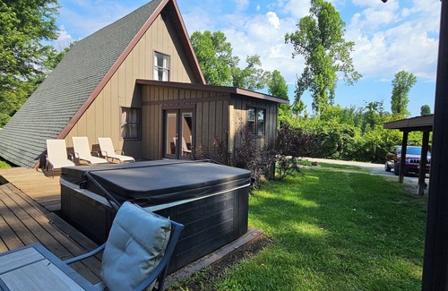 Stanford Casa | Red Hill House 3/2 RETREAT WITH HOT TUB 15 MINUTES FROM IU MEMORIAL STADIUM