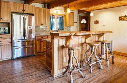 West Village Casa | Red House - Minutes to Shaver Lake