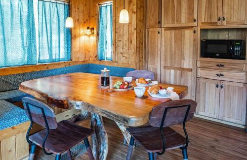 West Village Casa | Red House - Minutes to Shaver Lake