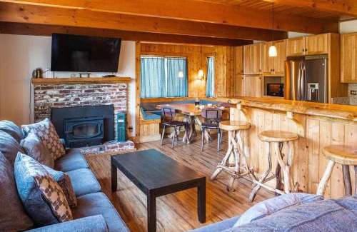 West Village Casa | Red House - Minutes to Shaver Lake