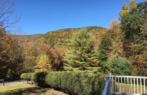 Shandaken Casa | Casa roja en la colina: una escapada moderna de catskills con jacuzzi