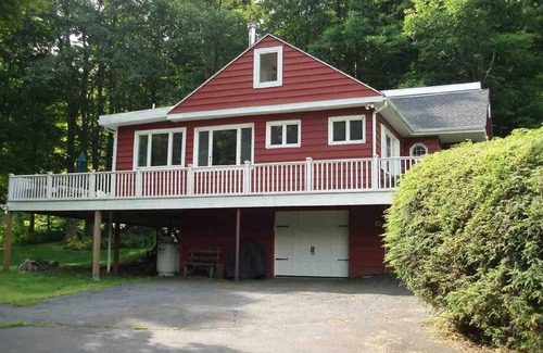 Shandaken Casa | Casa roja en la colina: una escapada moderna de catskills con jacuzzi